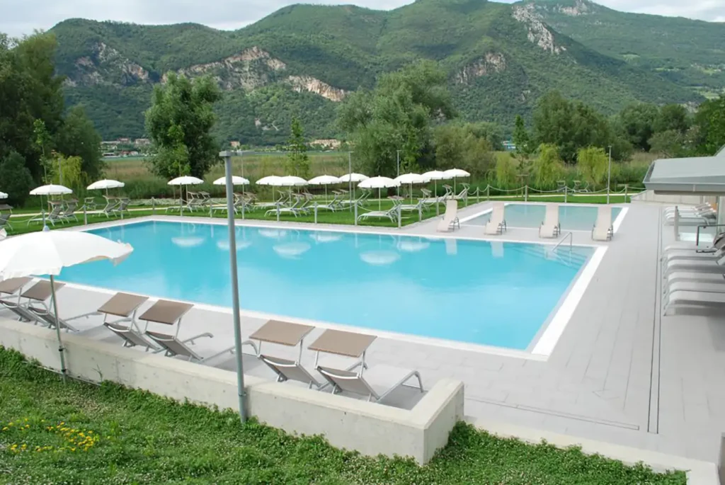 Casamia Vakanties onder de italiaanse zon Residence Costa Verde ZwembadMerengebied Iseo14