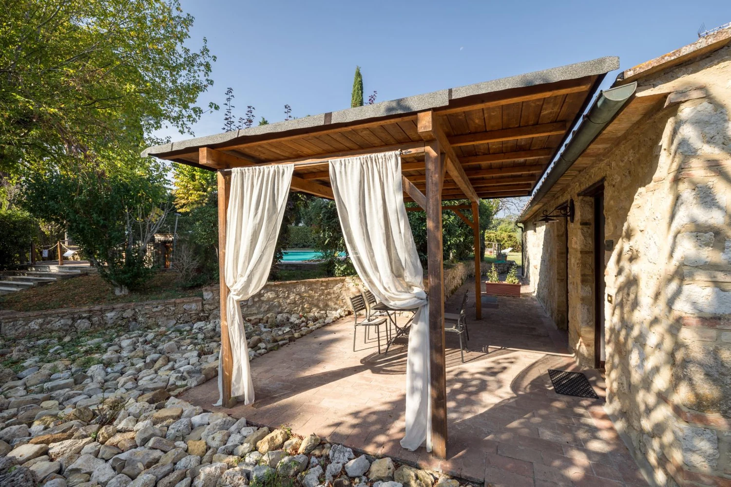 hartje-toscane-borgo-santinovo-olivi-terras-en-buitenkant-535-casamia