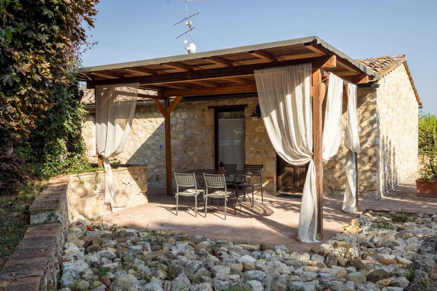 hartje-toscane-borgo-santinovo-olivi-terras-en-buitenkant-537-casamia
