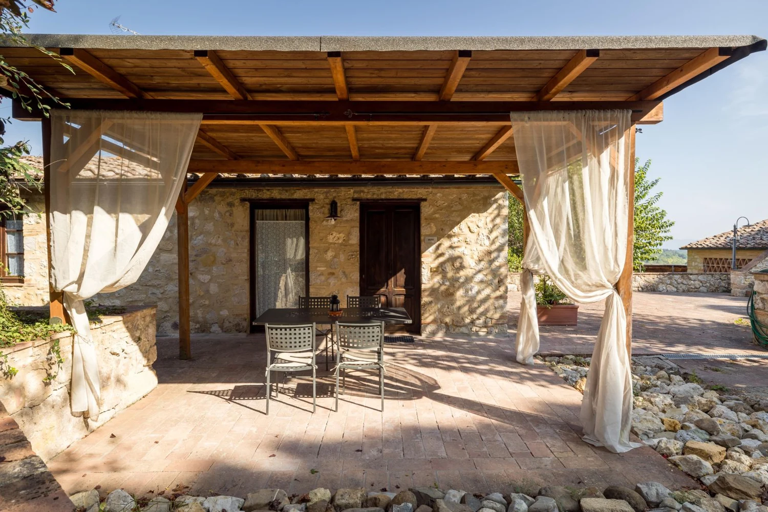 hartje-toscane-borgo-santinovo-olivi-terras-en-buitenkant-538-casamia