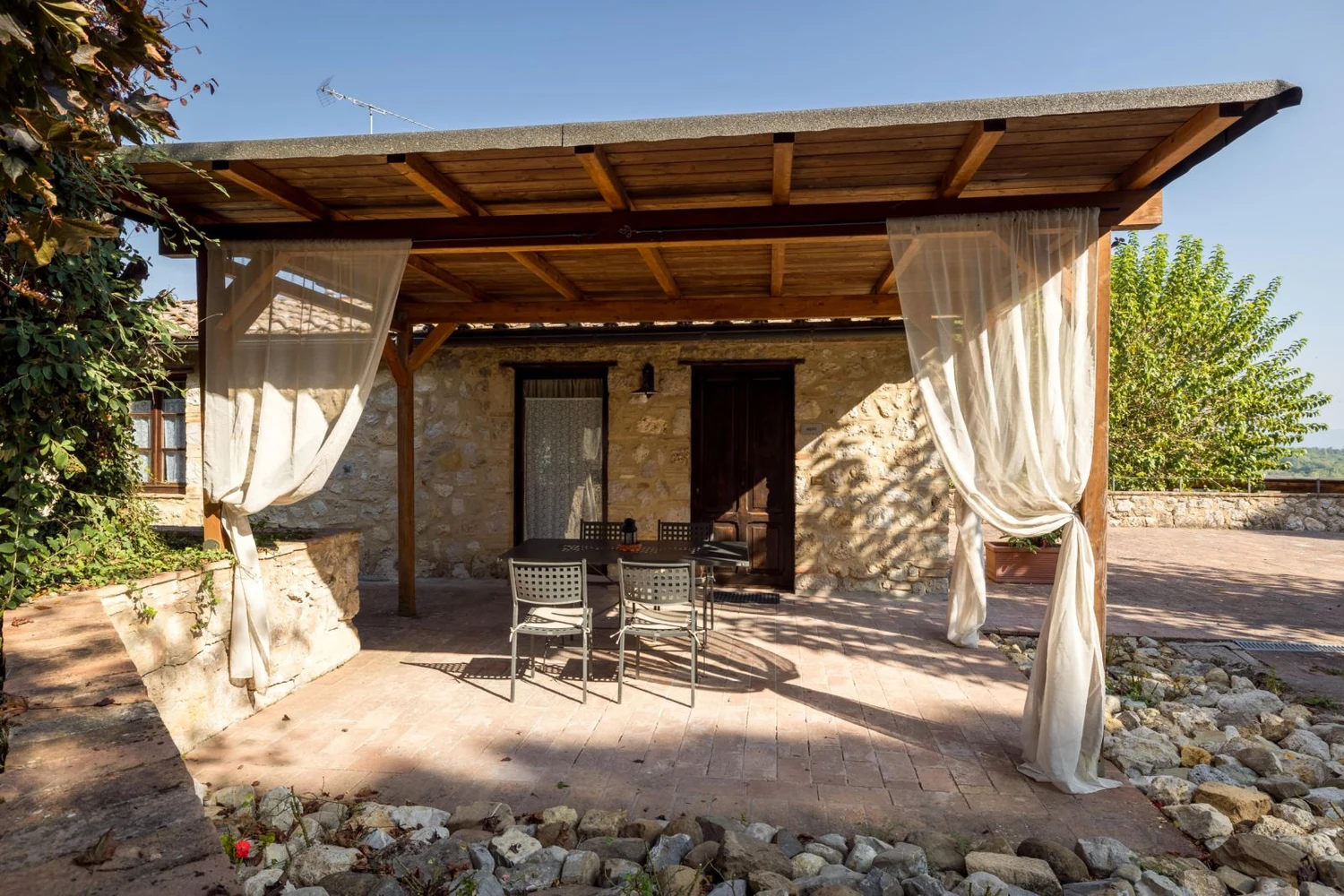 hartje-toscane-borgo-santinovo-olivi-terras-en-buitenkant-539-casamia