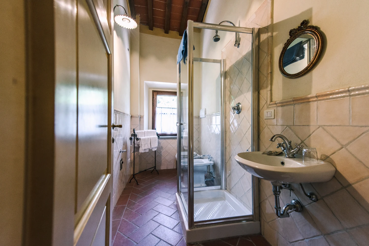 noord-toscane-tenuta-quarrata-appartement-badkamer-met-douche-11-casamia