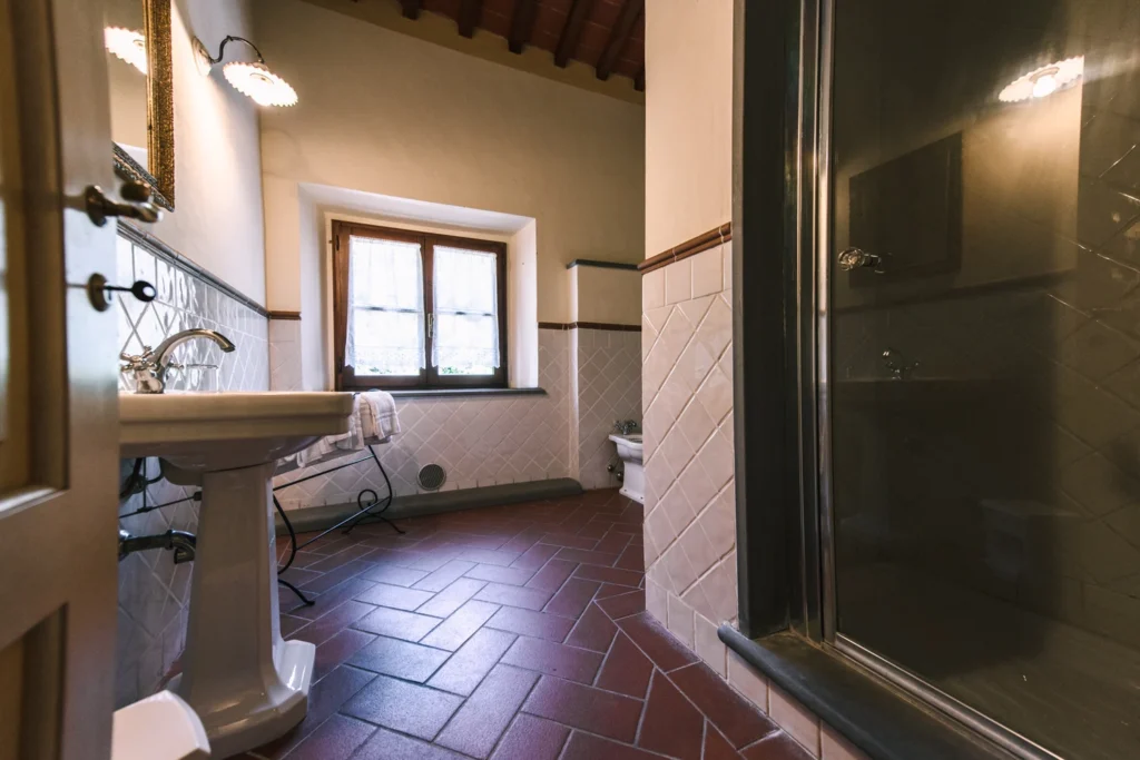 Noord toscane tenuta quarrata appartement badkamer met raam