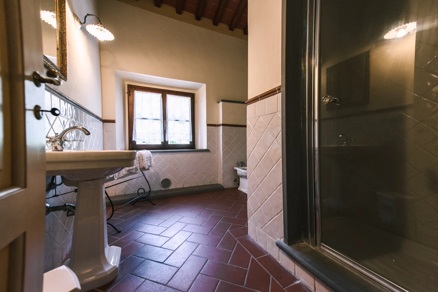 noord-toscane-tenuta-quarrata-appartement-badkamer-met-raam-05-casamia