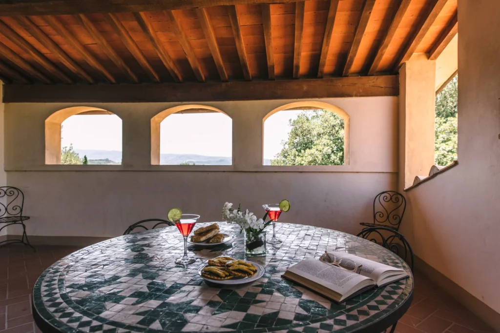 noord-toscane-tenuta-quarrata-appartement-gedekte-tafel-op-overdekt-terras-23-casamia