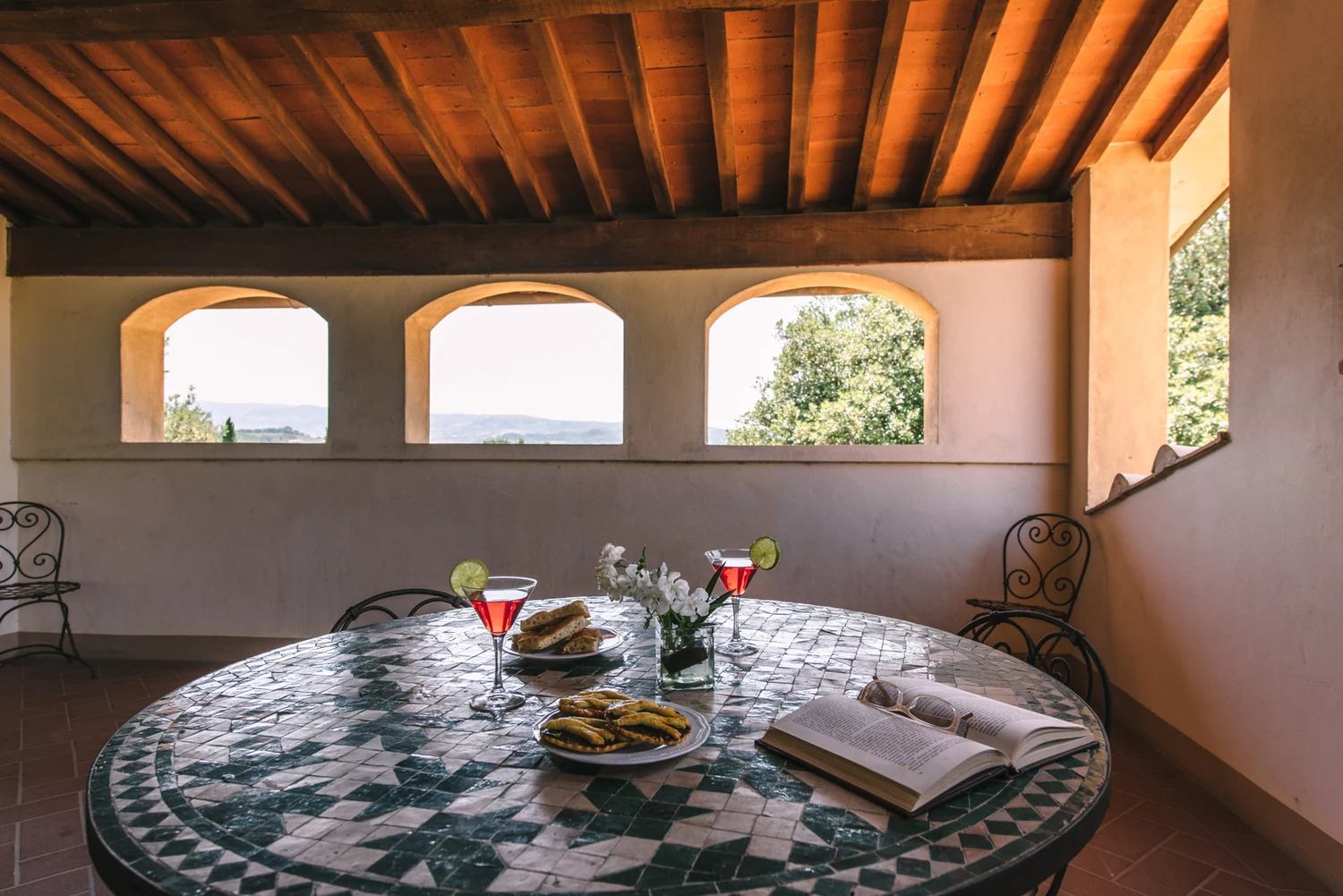noord-toscane-tenuta-quarrata-appartement-gedekte-tafel-op-overdekt-terras-23-casamia