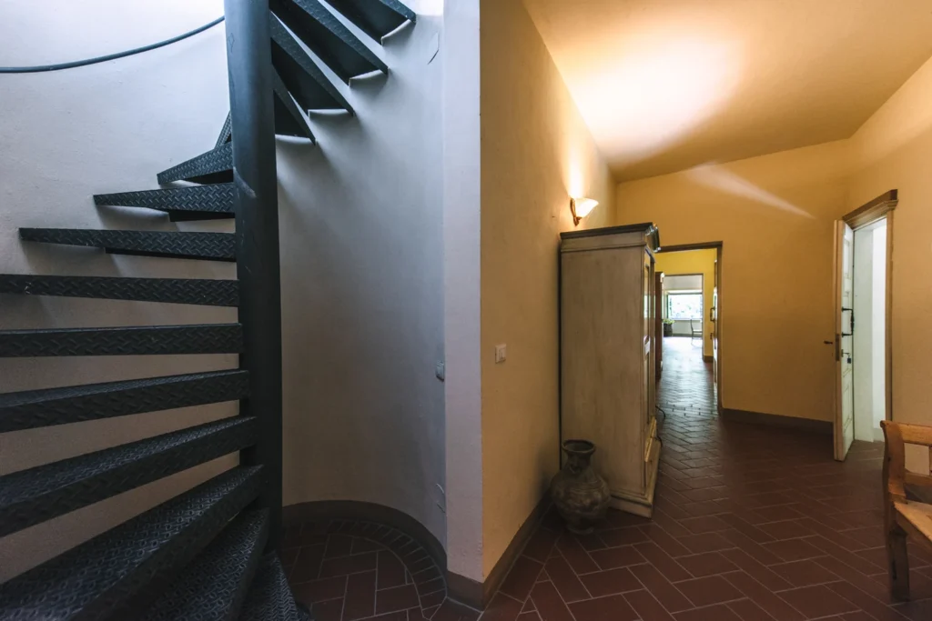 Noord toscane tenuta quarrata appartement hal met trap
