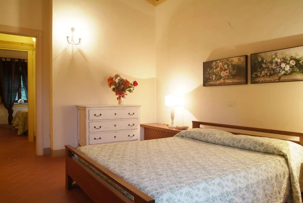 noord-toscane-tenuta-quarrata-appartement-slaapkamer-met-houten-bed-100-casamia