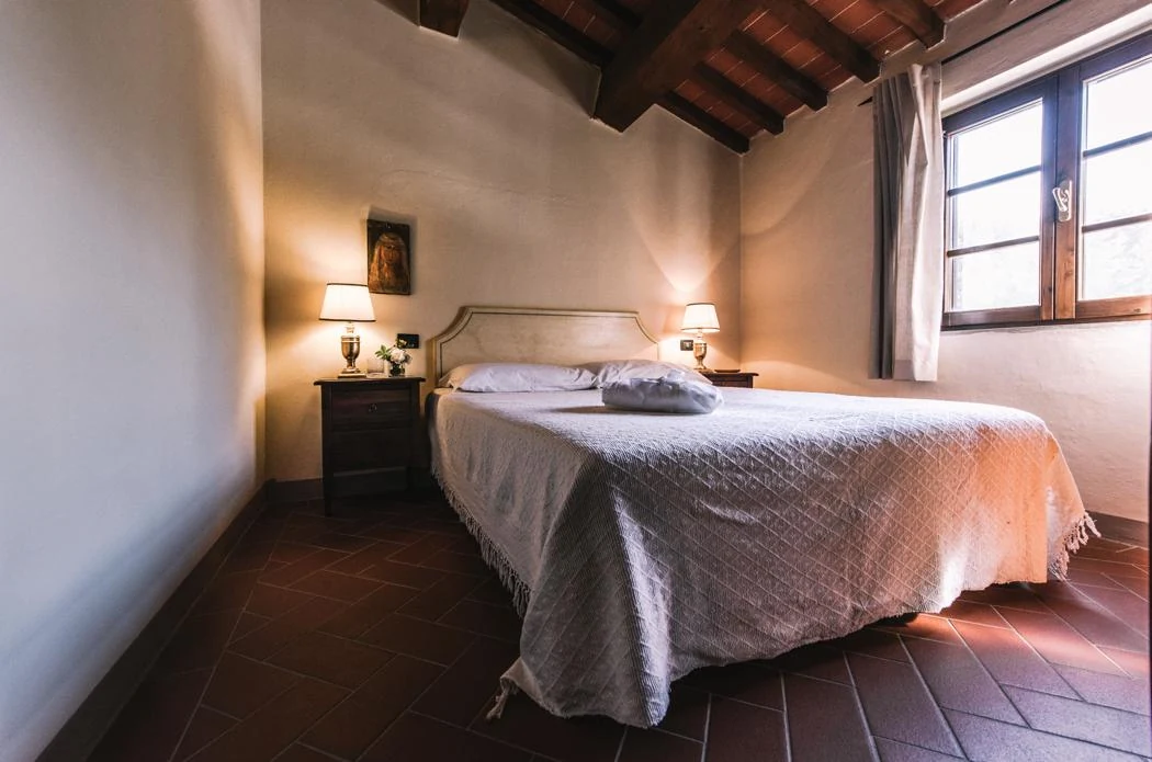 noord-toscane-tenuta-quarrata-appartement-slaapkamer-met-raam-90-casamia