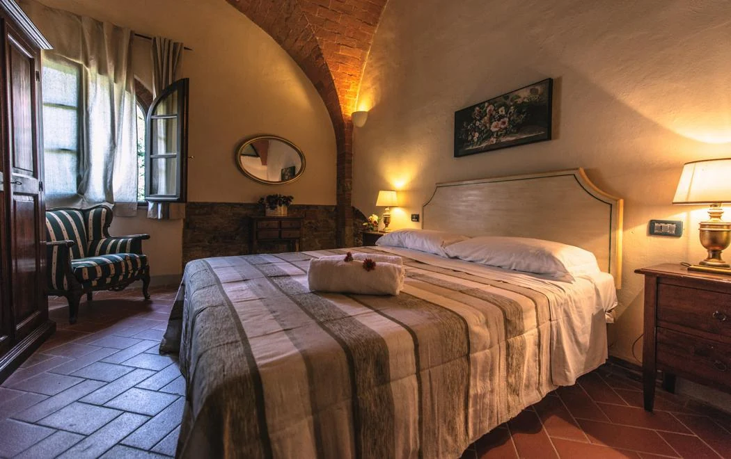 noord-toscane-tenuta-quarrata-appartement-slaapkamer-met-stenen-boog-117-casamia