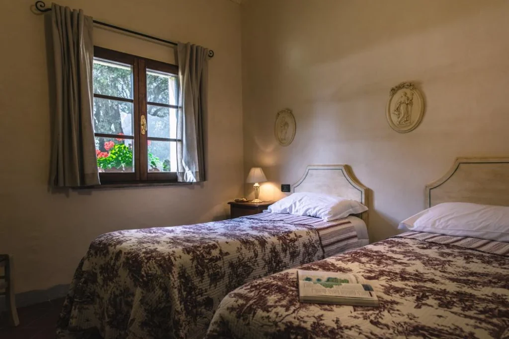 Noord toscane tenuta quarrata appartement slaapkamer met twee bedden