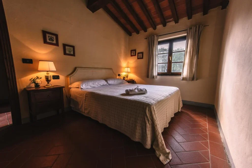 Noord toscane tenuta quarrata appartement slaapkamer met tweepersoonsbed