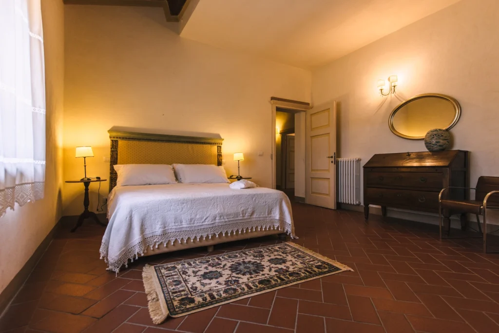 Noord toscane tenuta quarrata appartement slaapkamer met tweepersoonsbed