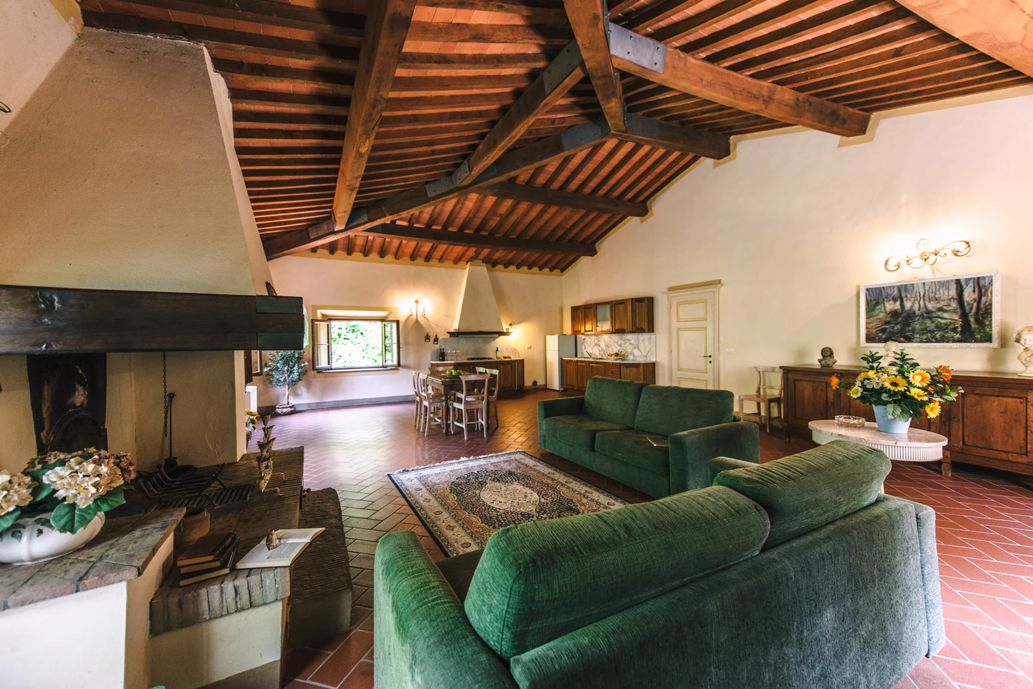 noord-toscane-tenuta-quarrata-appartement-woonkamer-met-groene-banken-42-casamia