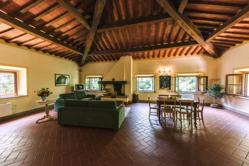 noord-toscane-tenuta-quarrata-appartement-woonkamer-met-houten-balken-19-casamia
