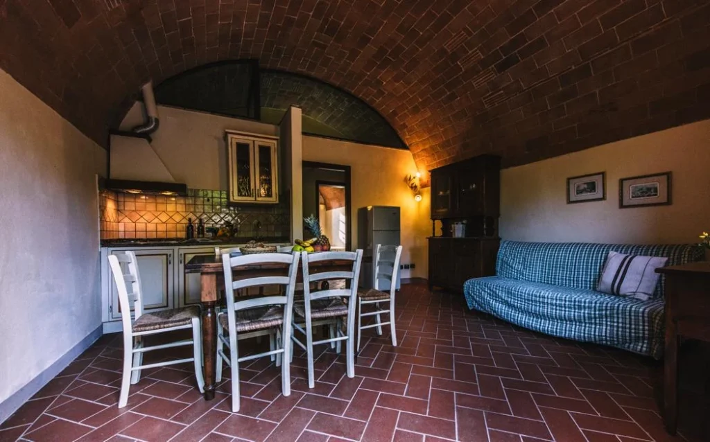 noord-toscane-tenuta-quarrata-appartement-woonkeuken-met-blauwe-bank-146-casamia