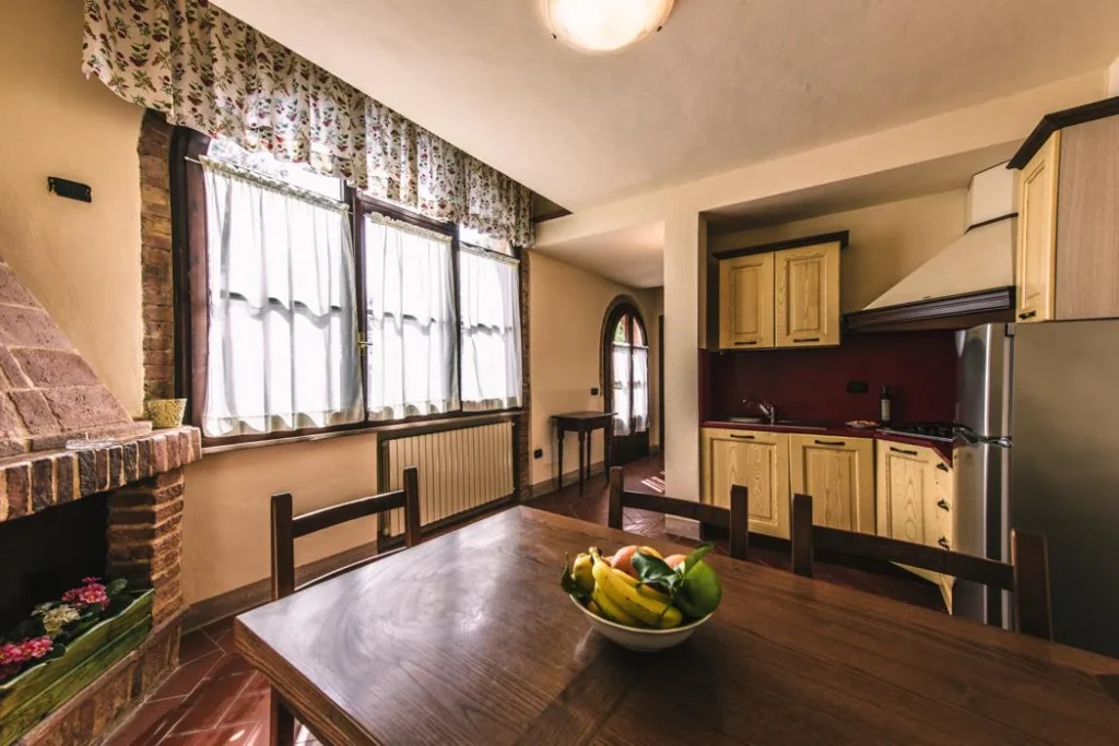 Noord toscane tenuta quarrata appartement woonkeuken met eettafel