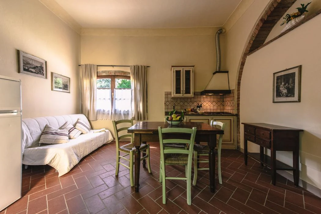 noord-toscane-tenuta-quarrata-appartement-woonkeuken-met-groene-stoelen-133-casamia