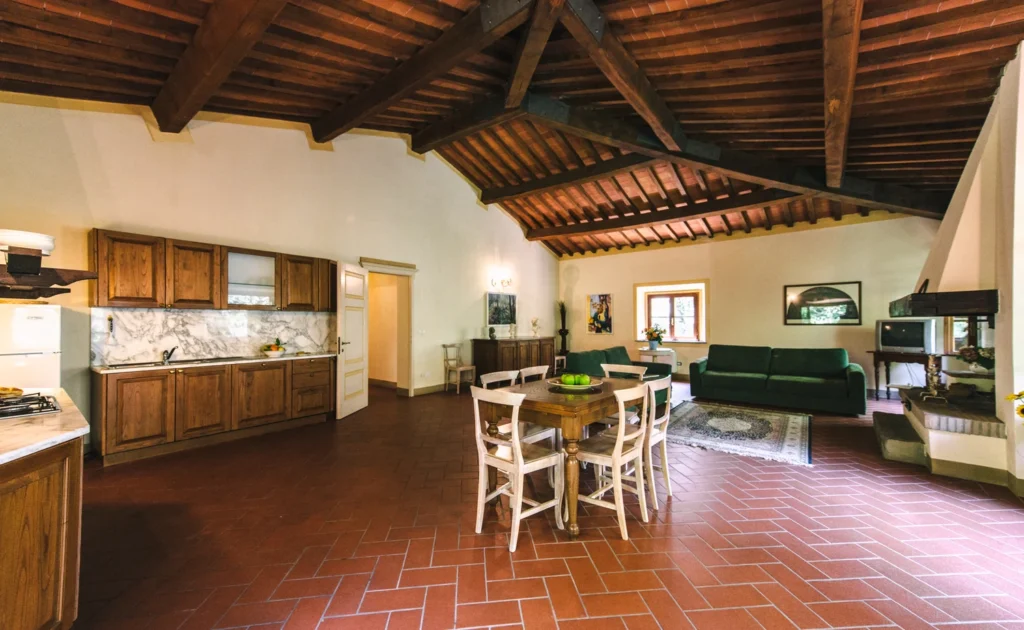 Noord toscane tenuta quarrata appartement woonkeuken met houten balken