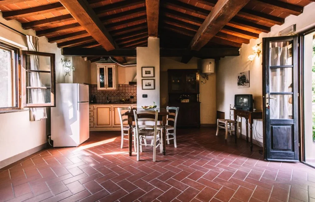 noord-toscane-tenuta-quarrata-appartement-woonkeuken-met-houten-balken-74-casamia