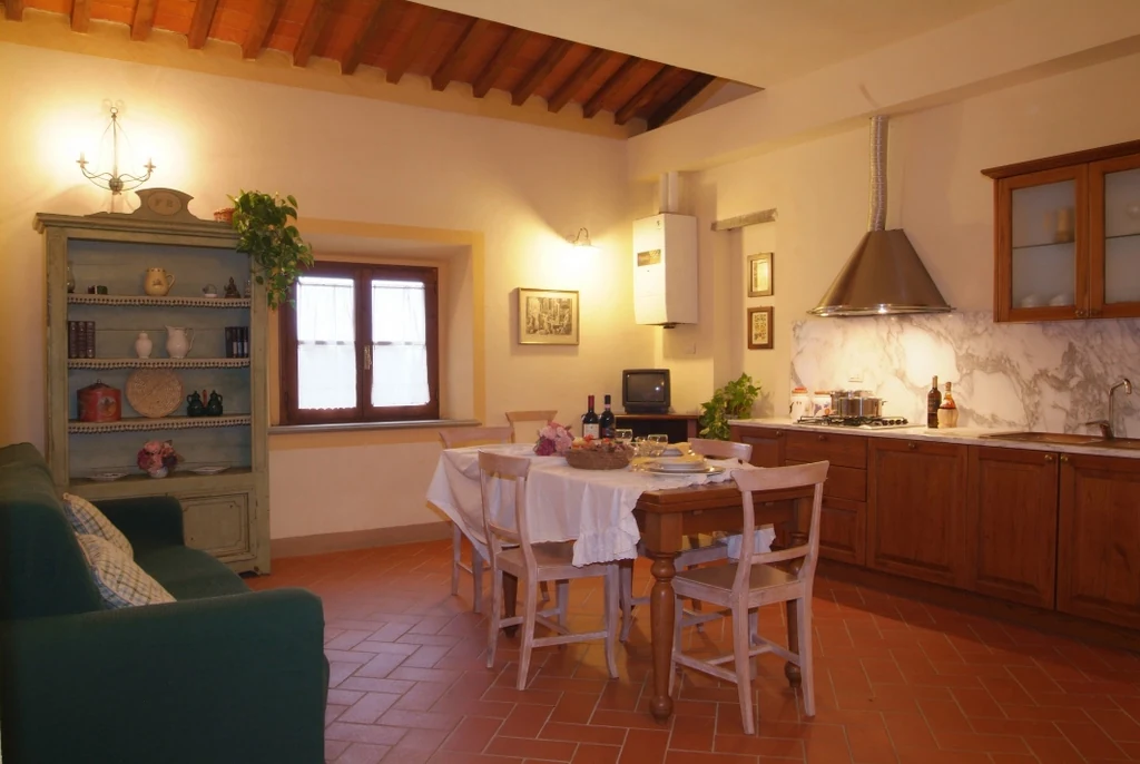 noord-toscane-tenuta-quarrata-suite-woonkeuken-met-eettafel-24-casamia