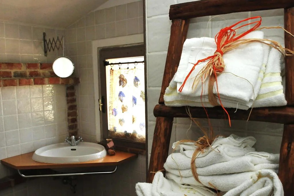 umbrie-agriturismo-le-more-appartement-iris-badkamer-03-casamia