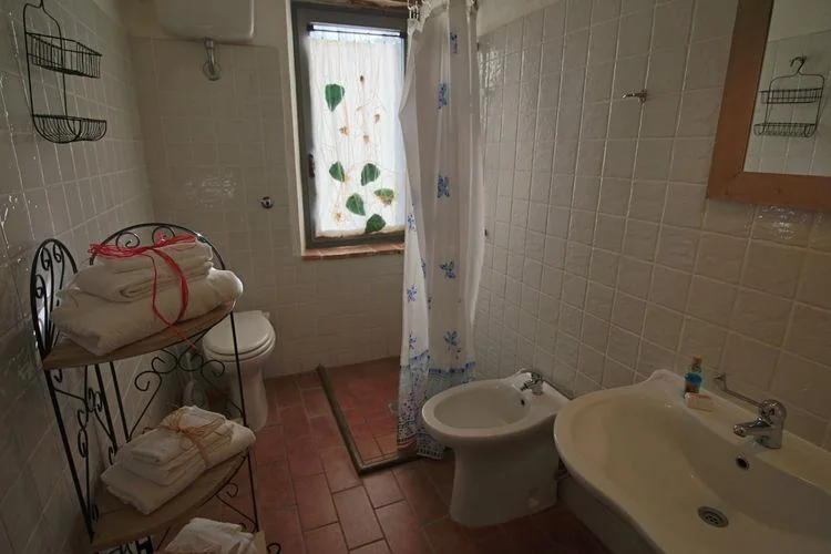 umbrie-agriturismo-le-more-appartement-rose-badkamer-03-casamia