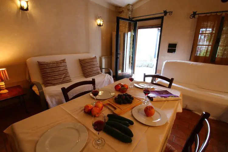 umbrie-agriturismo-le-more-appartement-rose-huiskamer-02-casamia