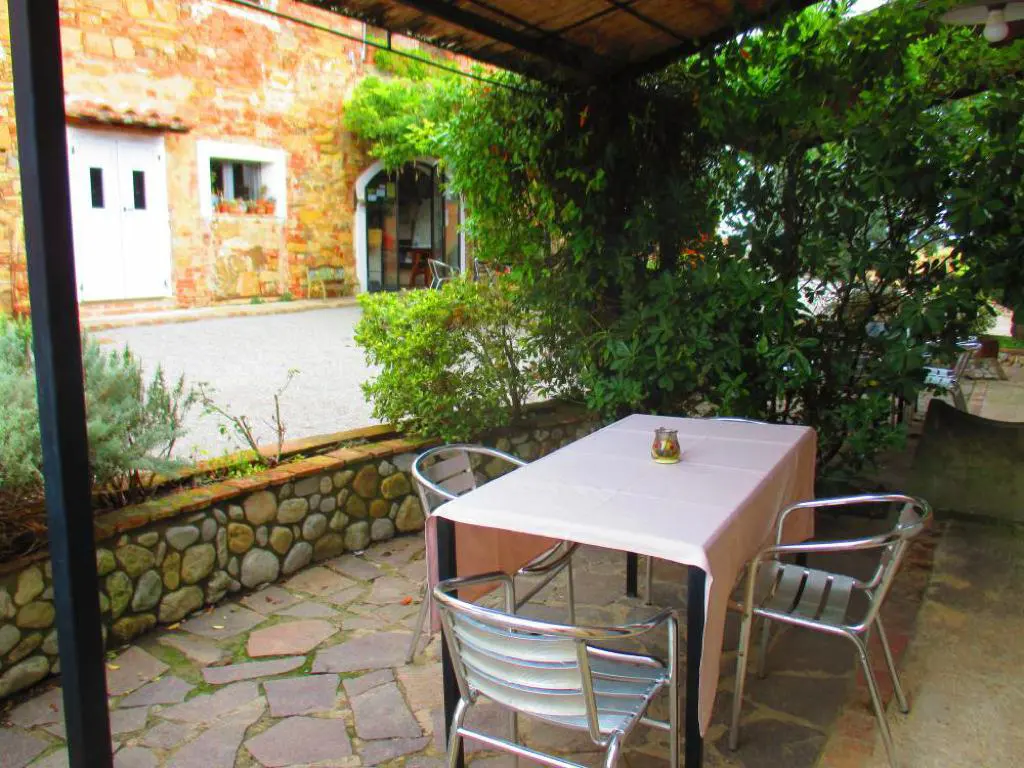 umbrie-agriturismo-le-more-appartement-rose-terras-tafel-02-casamia