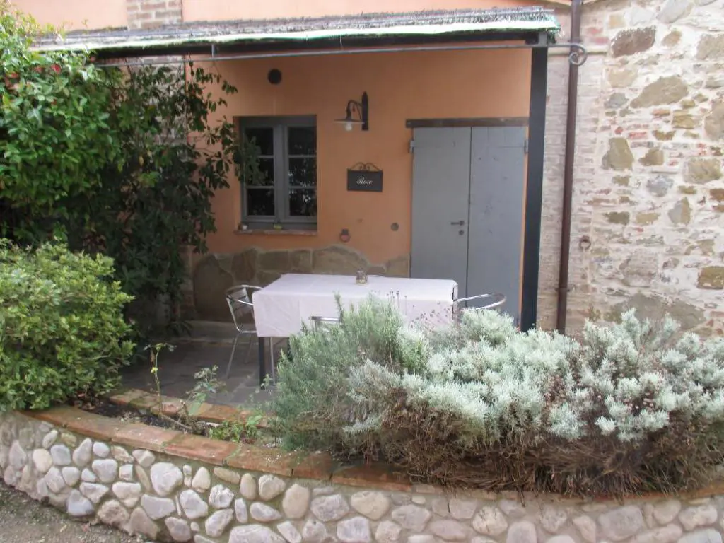 umbrie-agriturismo-le-more-appartement-rose-voordeur-02-casamia
