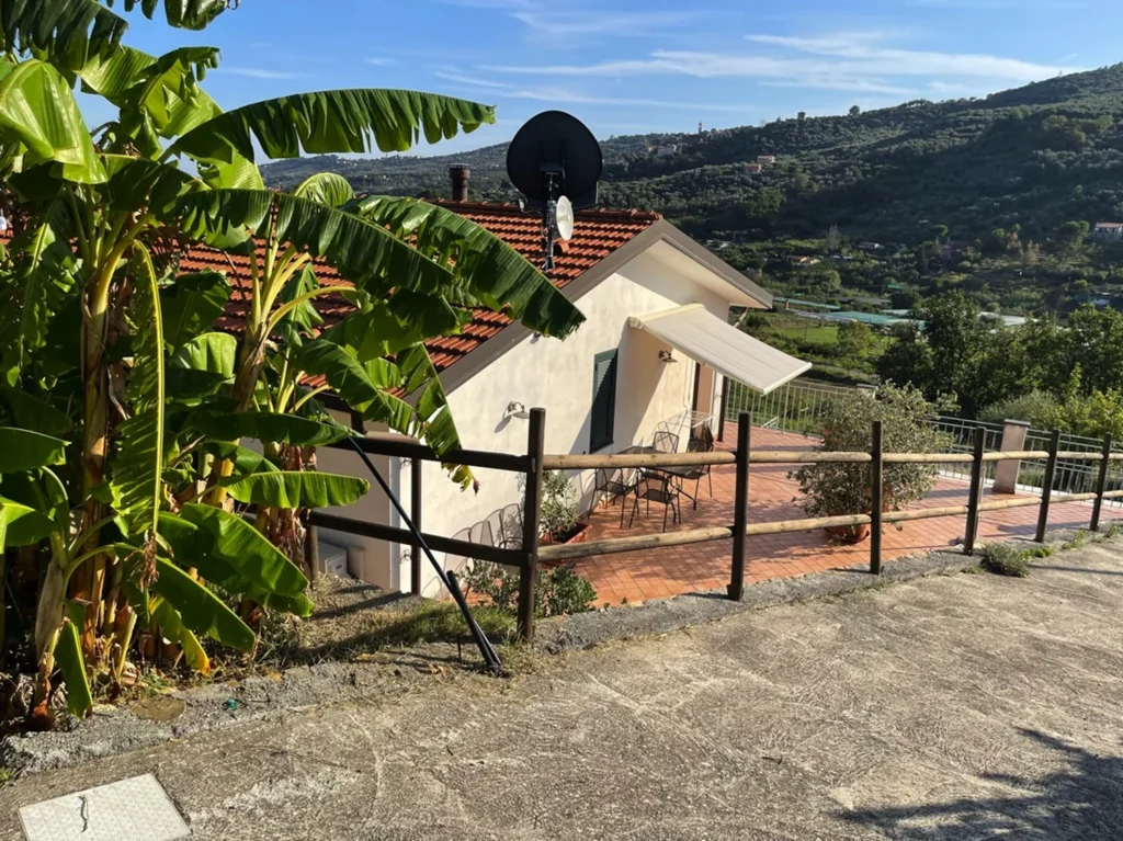 Liguria agriturismo benza casa bianca buitenaanzicht 001