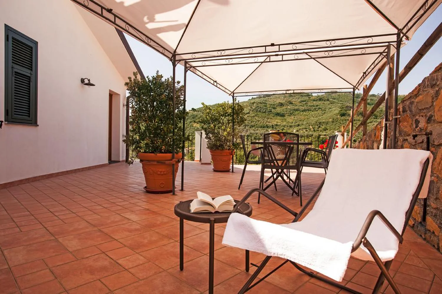 liguria-agriturismo-benza-casa-bianca-terras-01-casamia