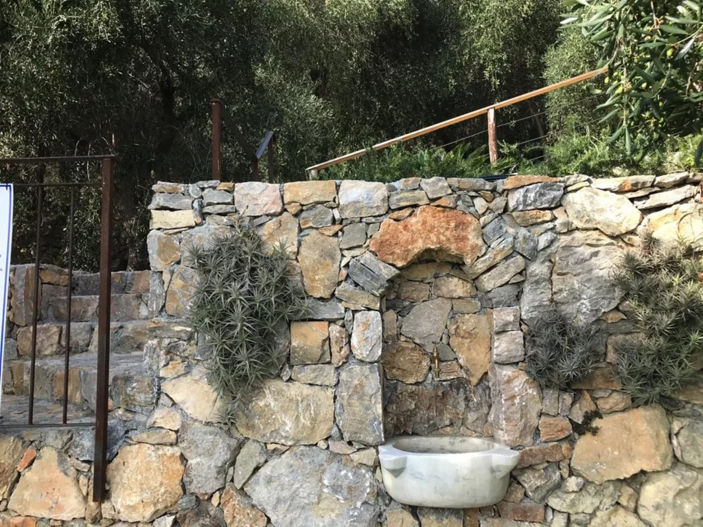 Liguria agriturismo i castellari buitendouche stenen muur