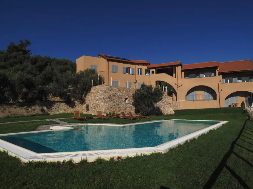 Liguria agriturismo i castellari gebouw zwembad