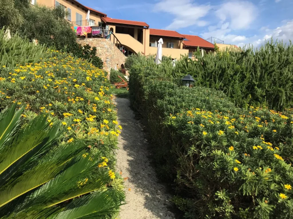 Liguria agriturismo i castellari tuinpad bloemen