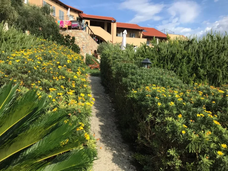 Liguria agriturismo i castellari tuinpad bloemen