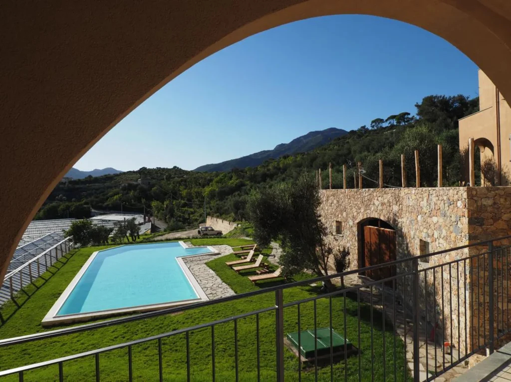 Liguria agriturismo i castellari zwembad vanaf terras