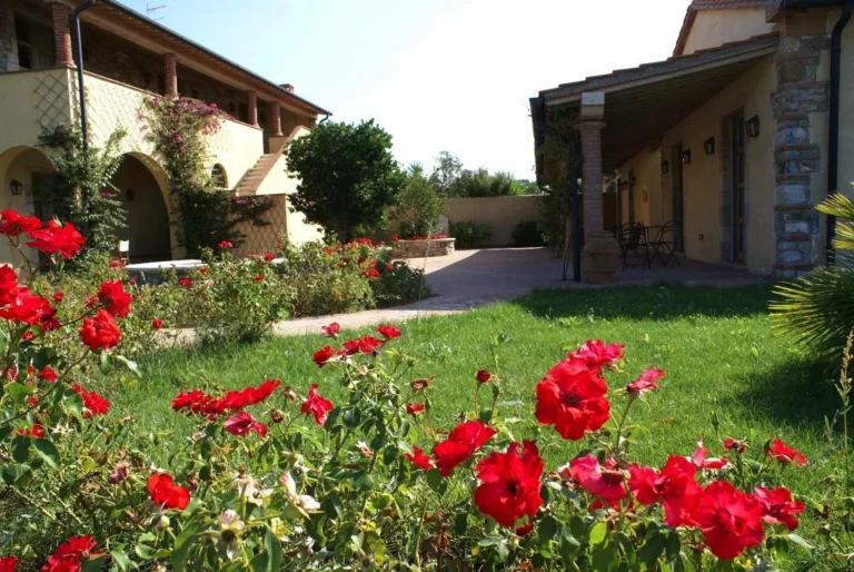 Toscaanse kust agriturismo del re binnenhof bloemen