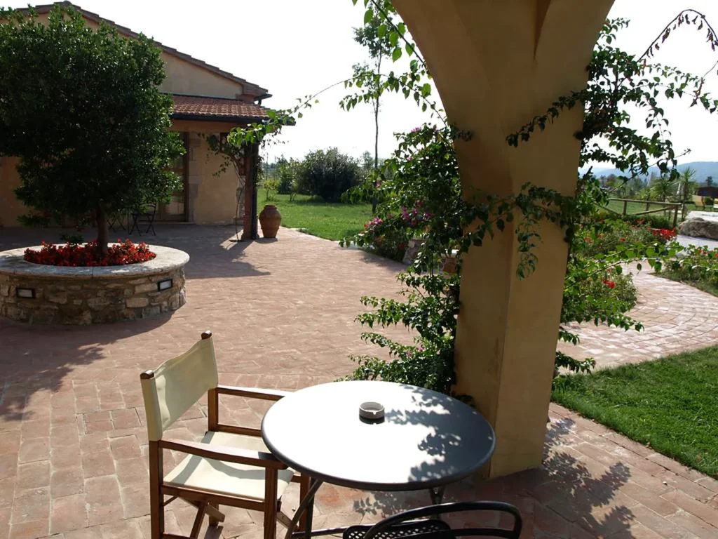Toscaanse kust agriturismo del re binnenhof terras
