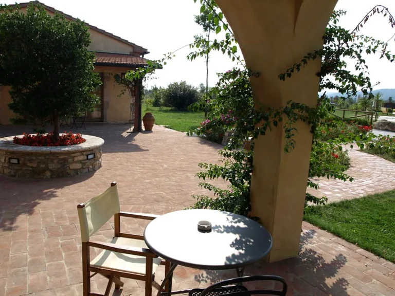 Toscaanse kust agriturismo del re binnenhof terras