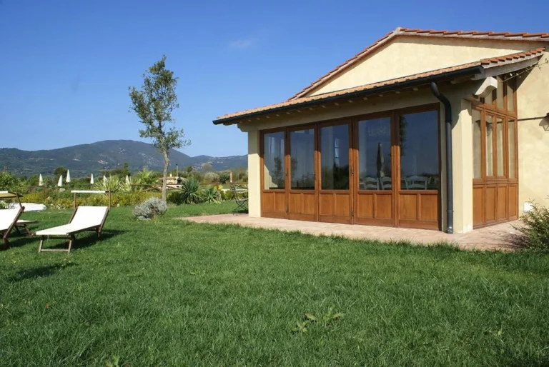 Toscaanse kust agriturismo del re gebouw overdekt terras