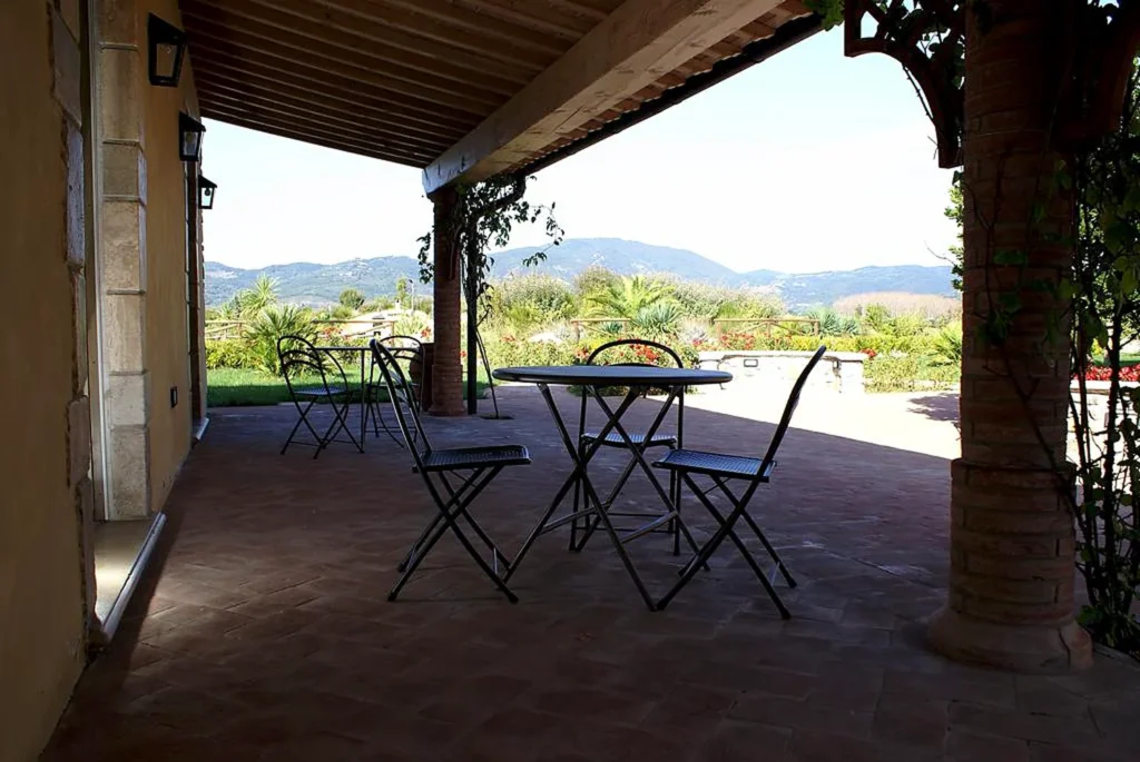 Toscaanse kust agriturismo del re overdekt terras heuvelzicht