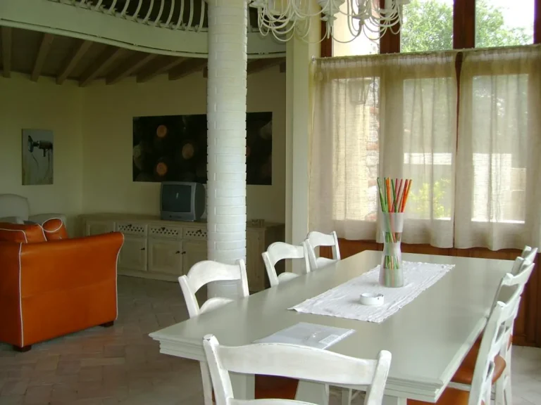 Toscaanse kust agriturismo del re restaurant eethoek oranje fauteuil