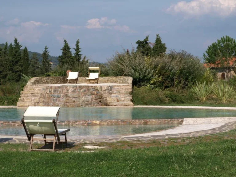 Toscaanse kust agriturismo del re zwembad natuurstenen wand