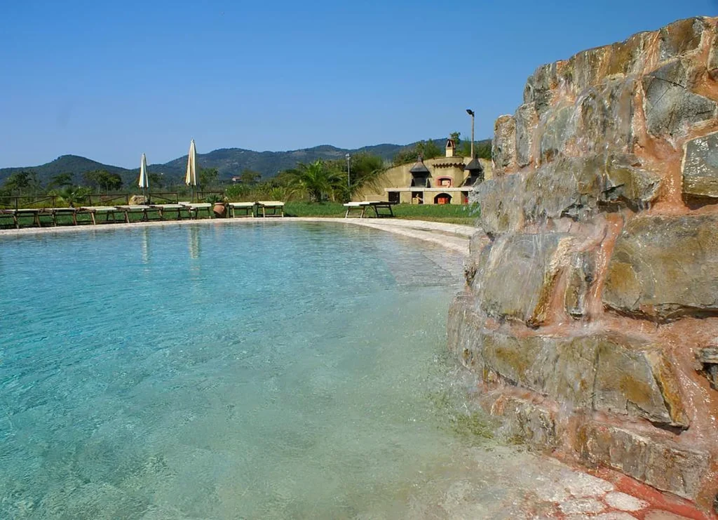 Toscaanse kust agriturismo del re zwembad rotswand