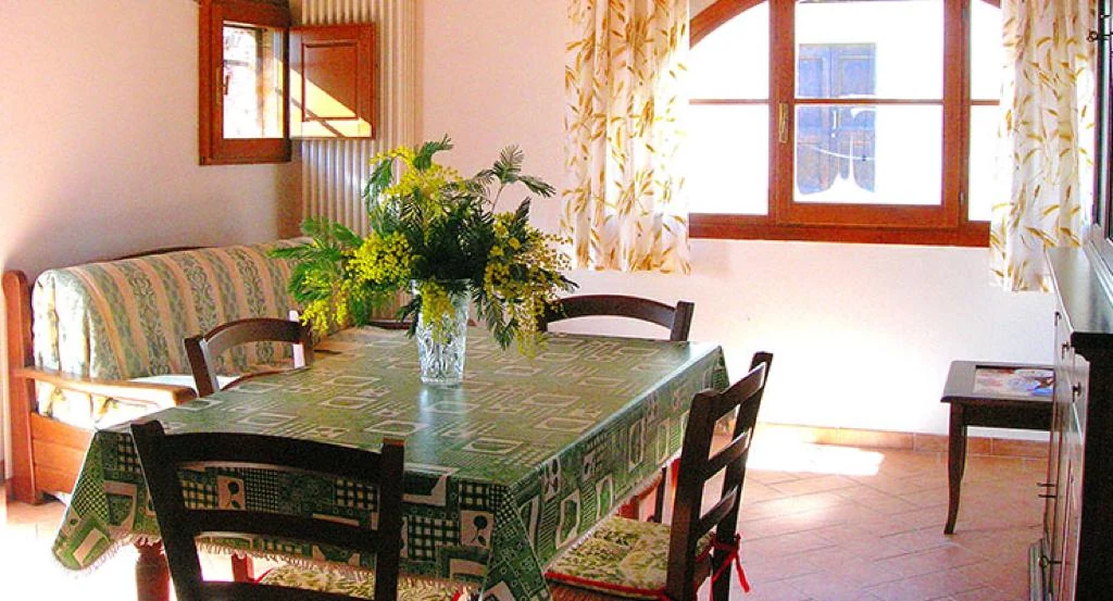 Hartje toscane agriturismo il monte pini eettafel met bloemen
