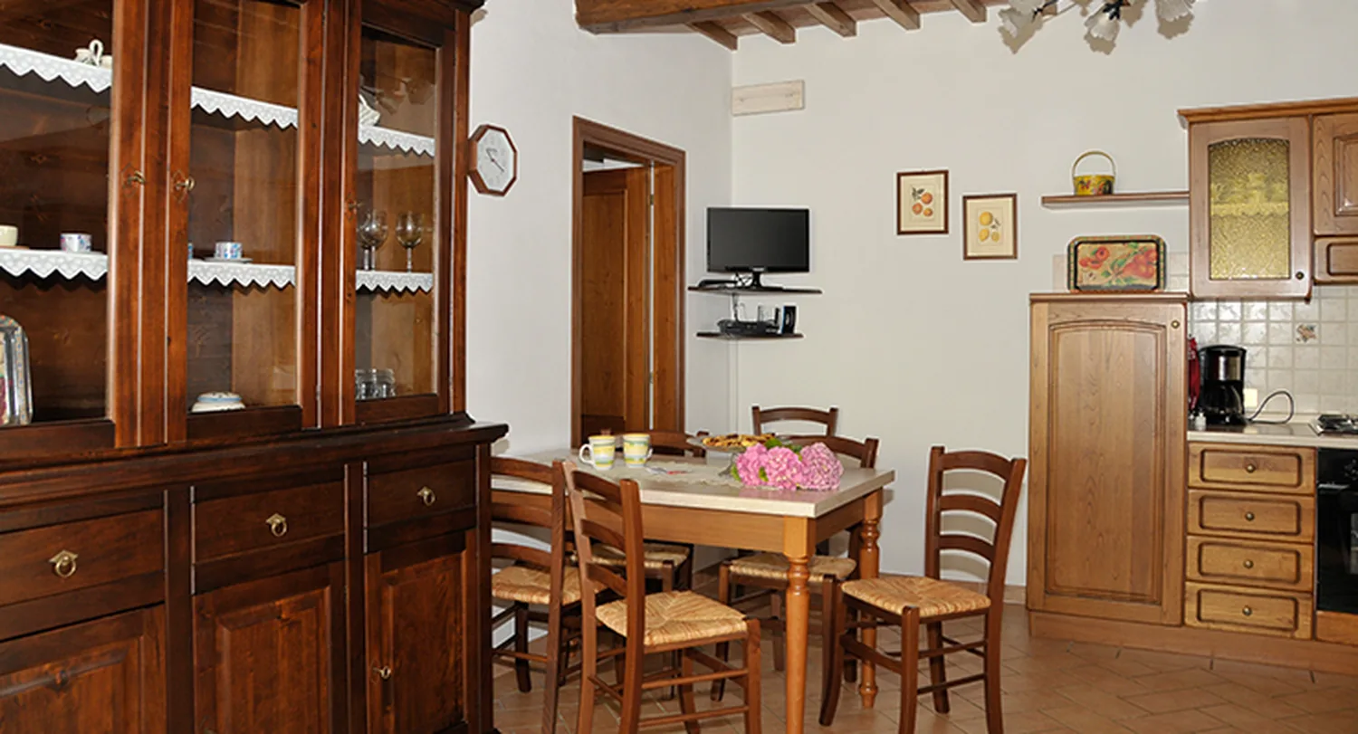 hartje-toscane-agriturismo-il-monte-pini-woonkamer-keuken-01-casamia