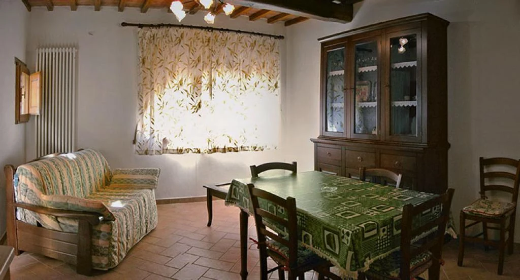 hartje-toscane-agriturismo-il-monte-pini-woonkamer-met-eethoek-55-casamia