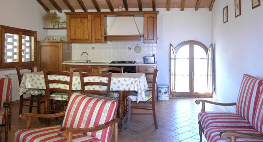 hartje-toscane-agriturismo-il-monte-terrazza-woonkeuken-met-gestreepte-stoelen-59-casamia