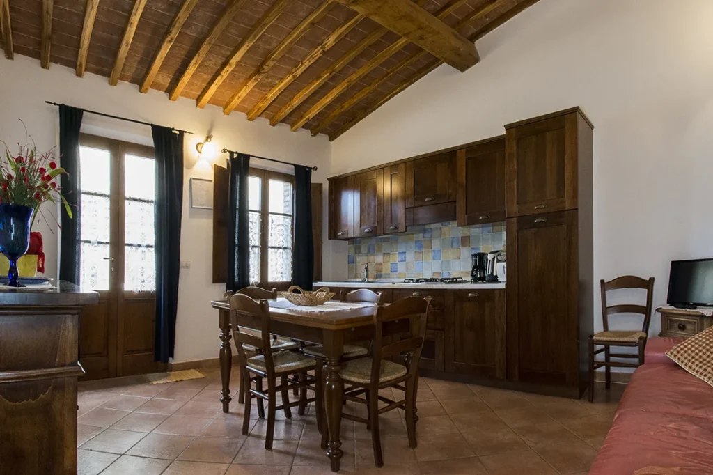 hartje-toscane-agriturismo-palazzetti-appartement-il-nocio-keuken-eethoek-02-casamia